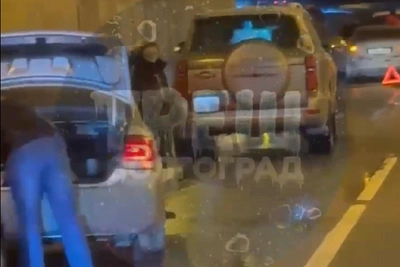 В Волгограде дорожная яма вывела из строя полтора десятка машин