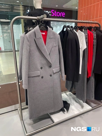 Двубортное пальто 32&nbsp;980 рублей | Источник: Алёна Золотухина / NGS.RU 