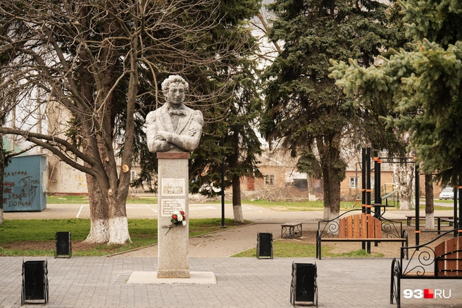 Старый памятник Пушкину и кованые скамейки | Источник: Дарья Паращенко / 93.RU