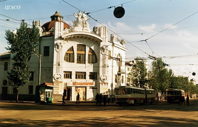 Это здание знают все горожане. Но на всякий случай&nbsp;— на фото&nbsp;— Куйбышевская государственная филармония на пересечении Фрунзе и Льва Толстого | Источник: фотофонд Центрального государственного архива Самарской области