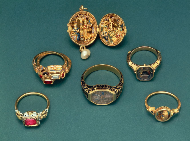 Тренд аристократов: где искать кольца-печатки, как у Дианы, Меган и Пиппы Миддлтон