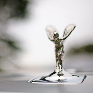 Spirit of Ecstasy: легенда о «Летящей Леди» Rolls-Royce