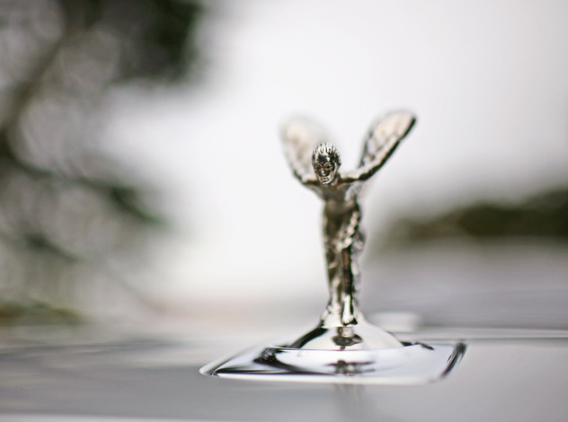 Spirit of Ecstasy: легенда о «Летящей Леди» Rolls-Royce