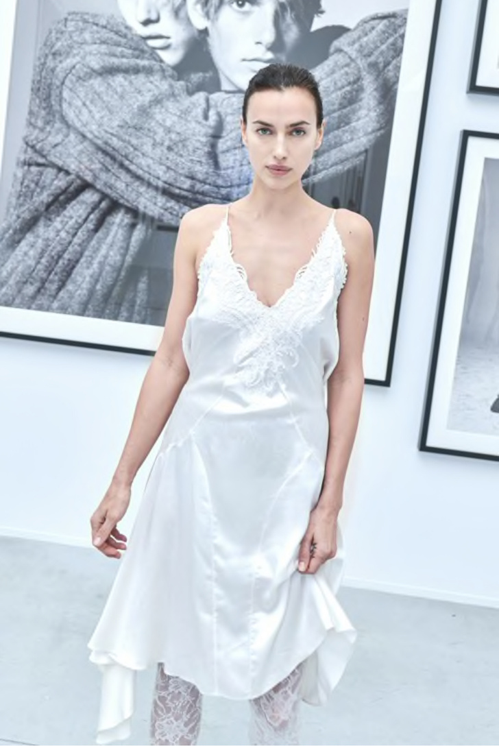 Невеста в кружевных колготках: Ирина Шейк в платье-комбинации приехала на коктейль по приглашению самой богатой женщины Испании