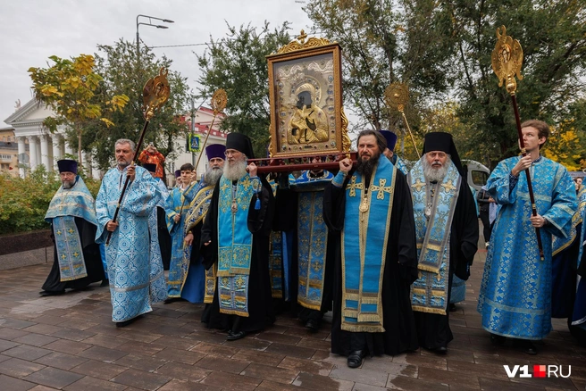 Пасмурная погода не могла испортить настроя и благости собравшихся в светлый праздник у стен собора | Источник: Алексей Волхонский / V1.RU