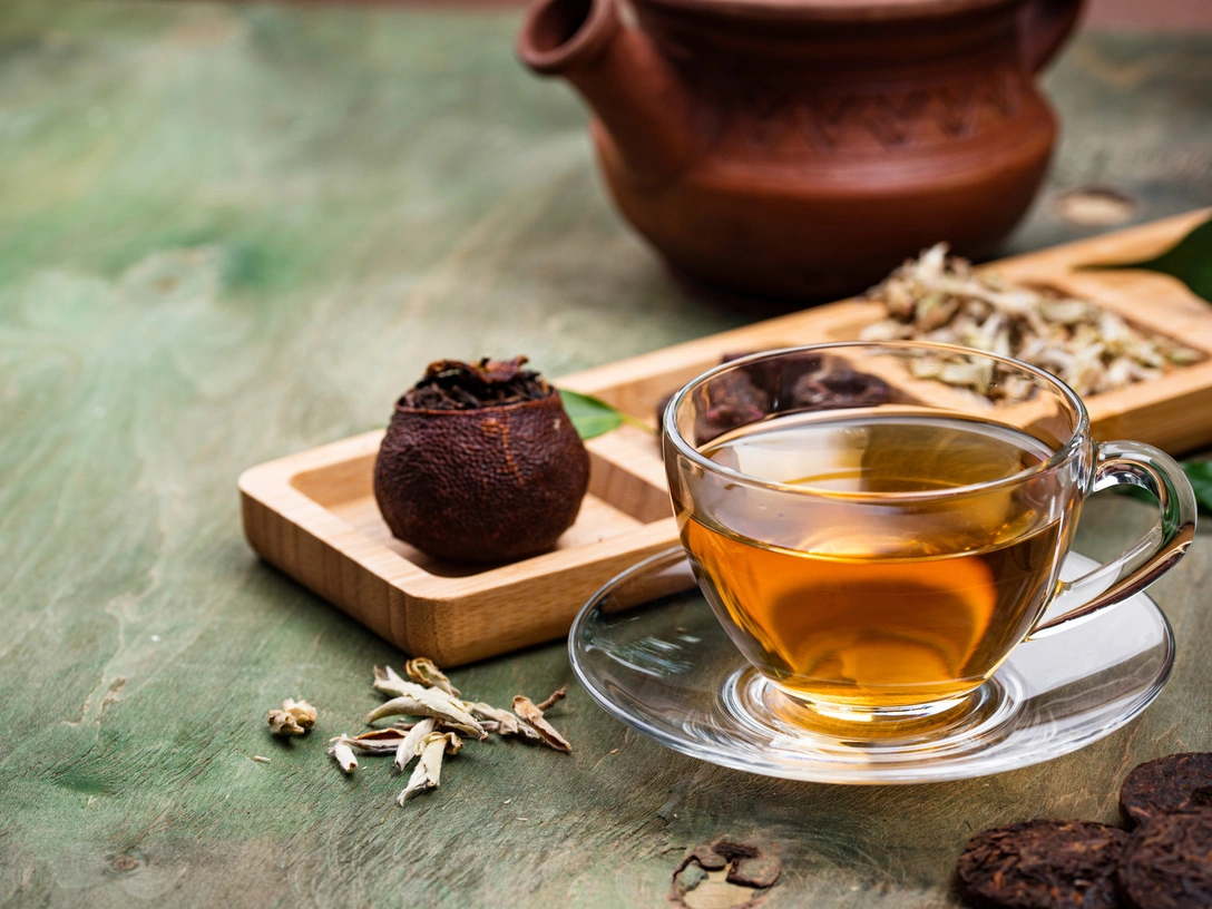 Чай пуэр: история целебного напитка и как его правильно заваривать | marieclaire.ru