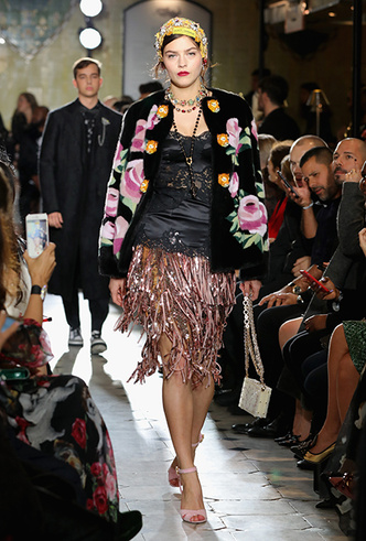 Аристократичное Рождество: виконтесса Уэймут и леди Китти Спенсер в праздничном шоу Dolce & Gabbana
