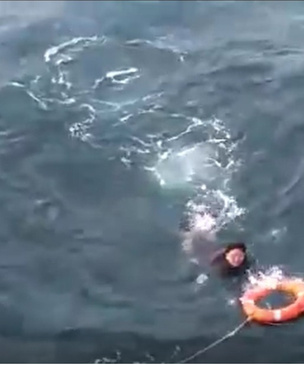Русские моряки спасают рыбака из Северной Кореи, 10 суток дрейфовавшего на пенопласте (видео)