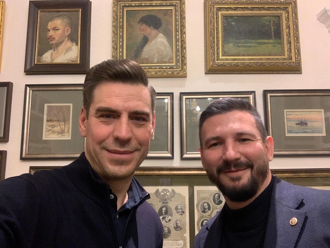 Актёр Дмитрий Дюжев также проявляет интерес к творчеству новосибирского художника. | Источник: предоставлено Григорием Гапоновым