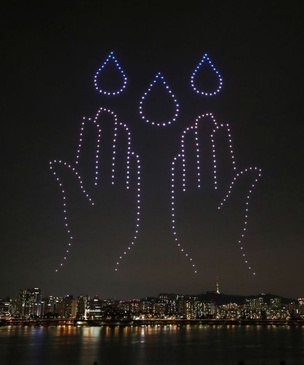 В Южной Корее устроили гигантское световое шоу из дронов с напоминанием мыть руки и носить маски (видео)