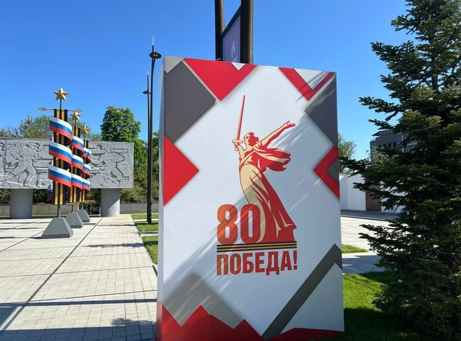 Штандарты с георгиевской лентой и флагом России у Вечного огня | Источник: пресс-служба администрации Краснодара