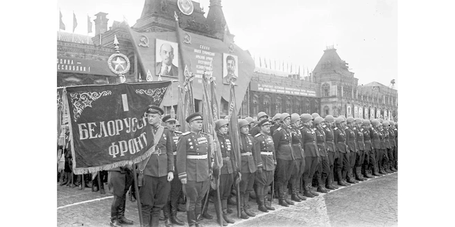 Сводный полк 1-го Белорусского фронта во время парада | Источник: Е. Халдей / Главахив Москвы