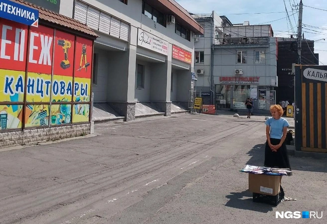 В жаркий день Антонина Викторовна одна стоит на солнцепеке перед Центральным рынком | Источник: Рихарда Лем / NGS.RU