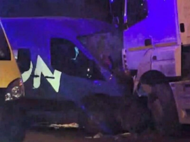 Фургон получил серьезные повреждения | Источник: Канал «АСТ-54 Black» в Telegram