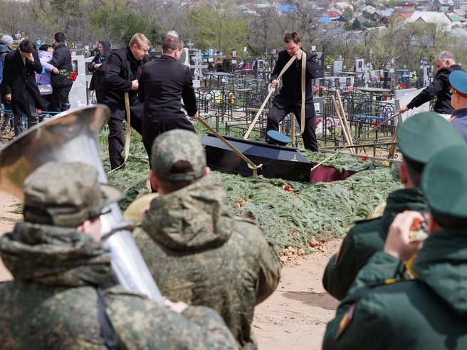 Супругов похоронили в одной могиле | Источник: Алексей Волхонский / V1.RU