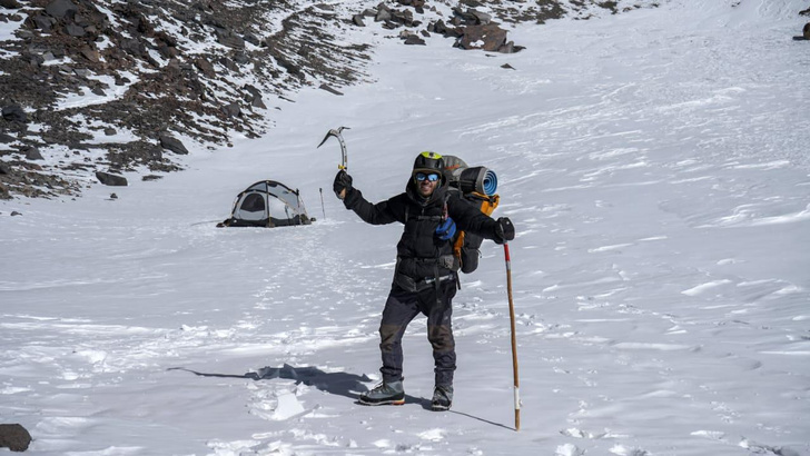 33 метра над пропастью: как чилиец прогулялся над жерлом самого высокого вулкана в мире