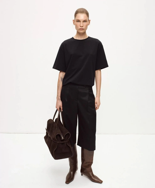 Сумка CorsetteCorsette — сумка из натуральной кожи с мягким, но структурным силуэтом и характерным двойным тонким ремнем, который стягивает корпус и формирует аккуратные складки. Внутри одно объемное отделение с карманом на молнии, двумя открытыми карманами и ремешком для фиксации ноутбука до 15,6», есть мягкая подкладка из микрофибры, сумка вмещает формат А4 и закрывается на молнию.