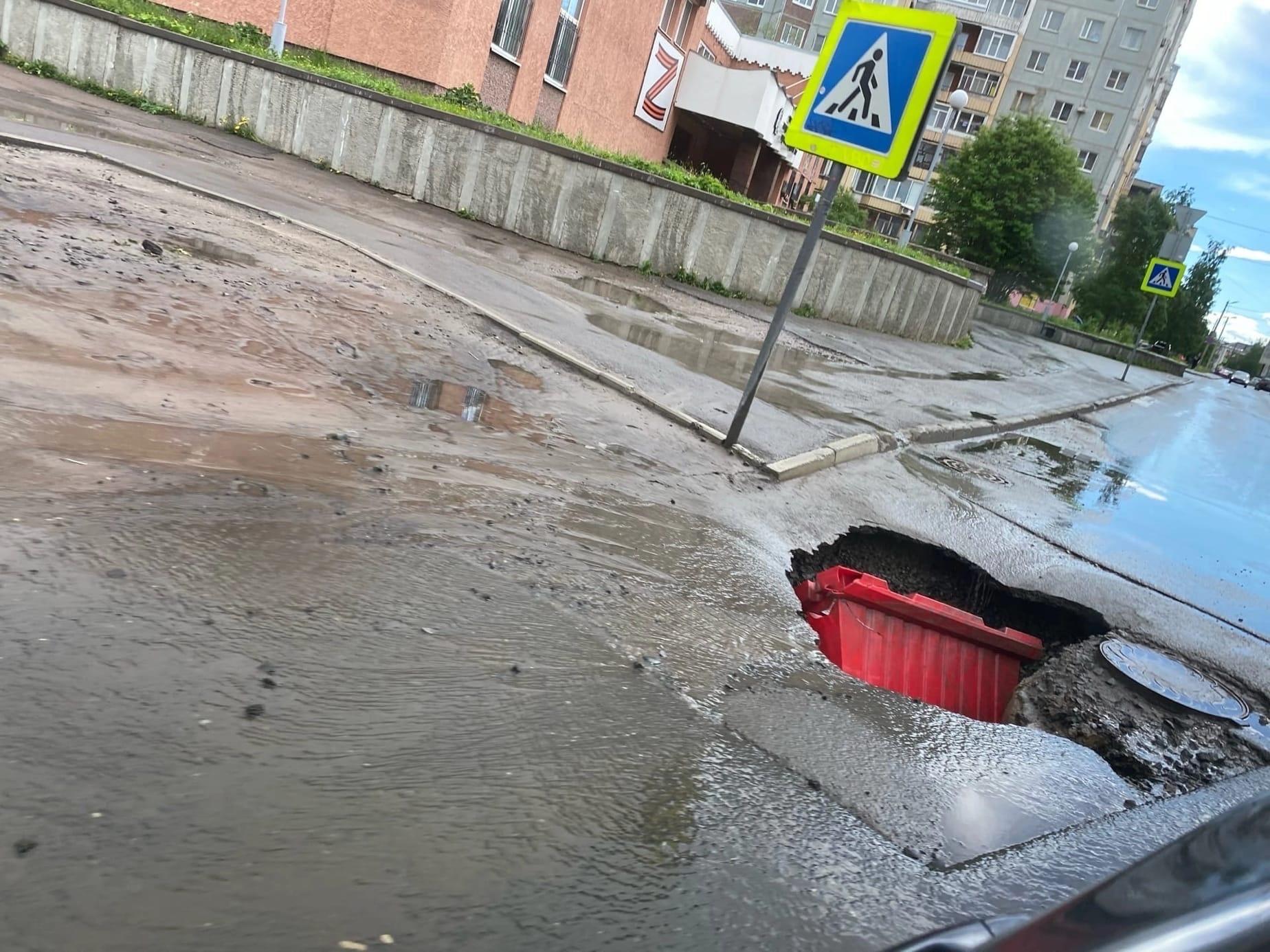 В Архангельске после ливня на Нагорной улице провалился асфальт 16 июня  2022 - 16 июня 2022 - 29.ру