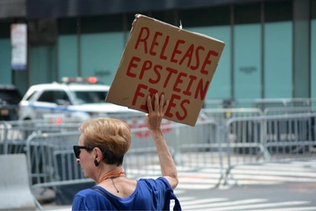 5 фактов, которые заставляют многих сомневаться в смерти Джеффри Эпштейна