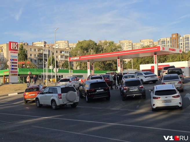 Очередь в 6 часов утра к АЗС на улице Пархоменко | Источник: Константин Завриков / V1.RU