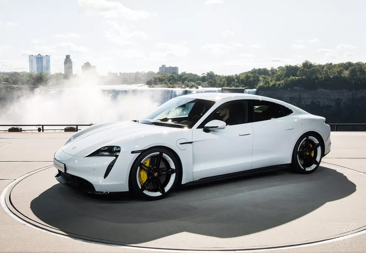 Porsche впервые официально показал свой первый электроспорткар Taycan (фото)