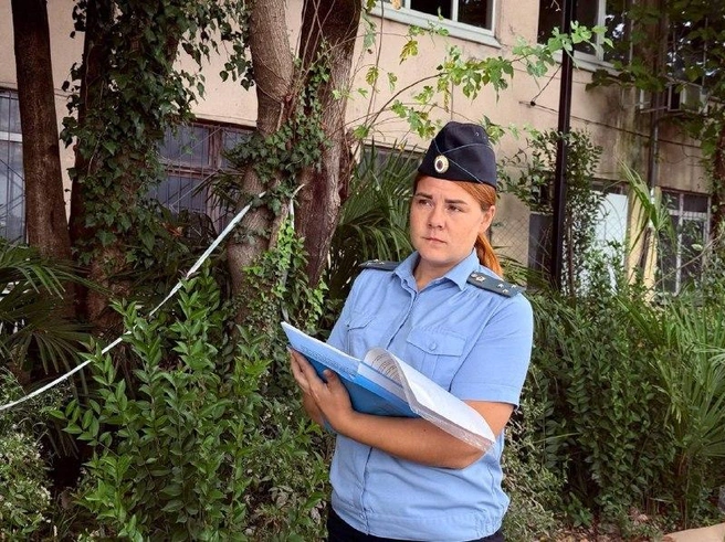 Пристав проконтролировала снос незаконной пристройки | Источник: gmu_fssp/t.me