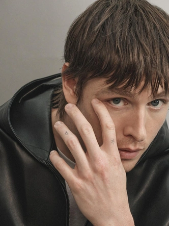 11 новых имен Balenciaga: от Вайноны Райдер до Харриса Дикинсона