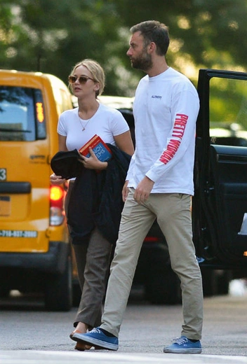 Дженнифер Лоуренс с Куки Маруни в Нью-Йорке, 26 августа | marieclaire.ru