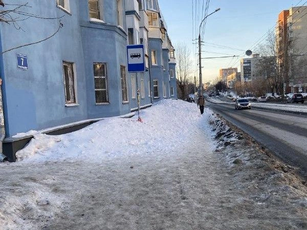 На пешеходных дорожках сформировались ледяные неровности и бугры | Источник: читательница НГС Алла