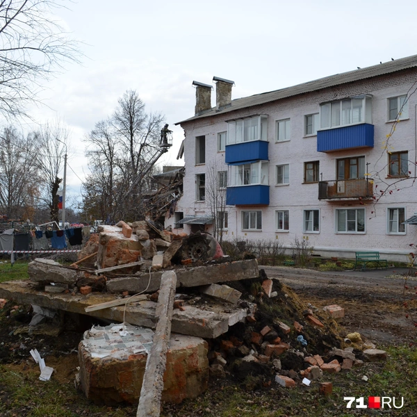 Завалы, которые лежат у дома | Источник: Максим Улитов / 71.RU