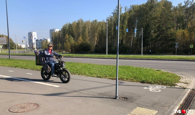 Граница между велосипедами, мопедами и мотоциклами сегодня тонка, как никогда. Иной китайский псевдовелик может разгоняться до 60-80&nbsp;км/час, а то и выше | Источник: Артем Краснов