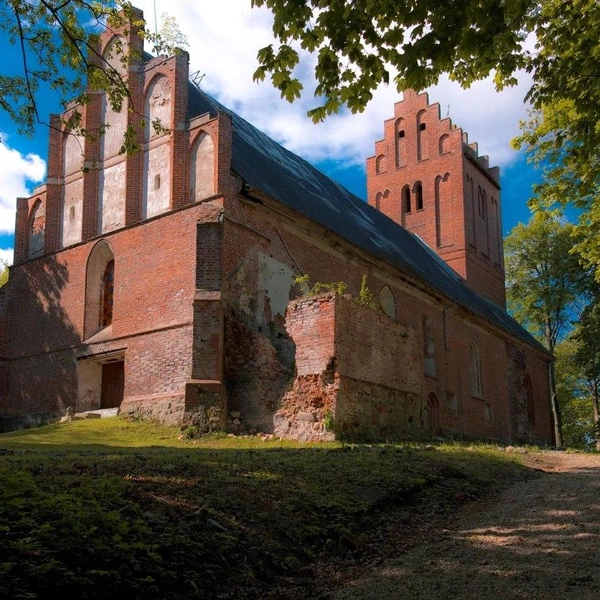 Кирха Домнау под присмотром | Источник: «Хранители руин»