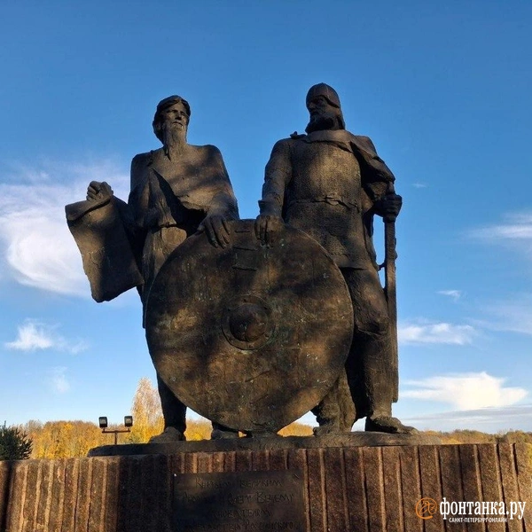 Памятник Рюрику и Олегу Вещему, установленный в 2015 году. Совсем рядом проходит Варяжская улица, которую хотят благоустроить | Источник: Анна Мотовилова/ FONTANKA.RU