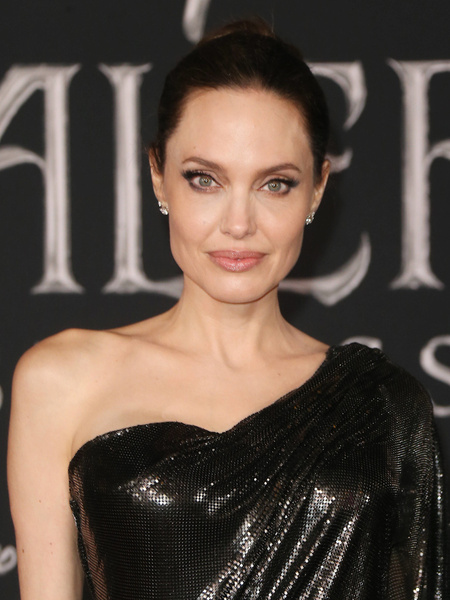«Похожа на колдунью»: в сети обсуждают новый наряд Анджелины Джоли