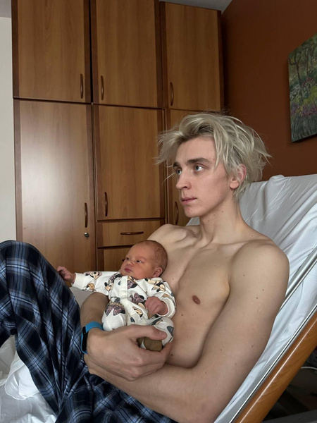 Влад Бумага стал папой: первое фото новорожденной малышки