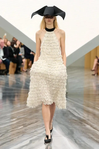 Что это за шляпы на показе Dior весна-лето 2026? | marieclaire.kz