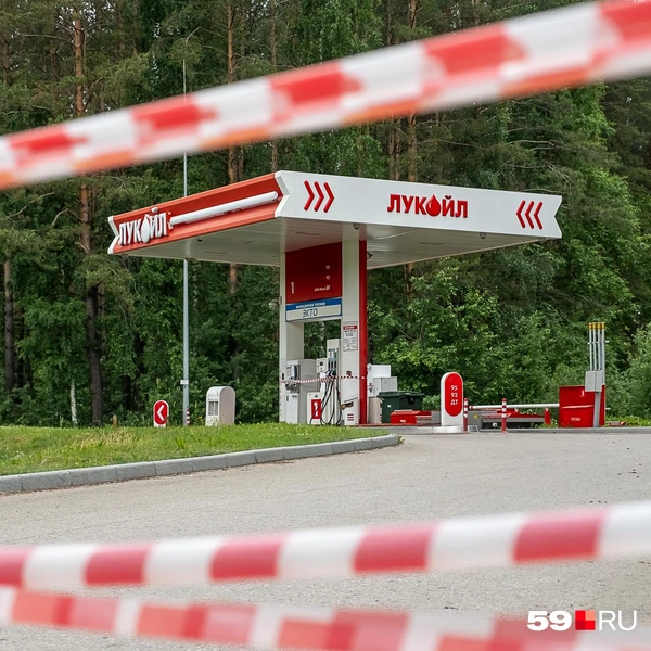 Въезд на АЗС на Вольской, 1А закрыли растянутыми сигнальными лентами | Источник: Василина Любимова / 59.RU