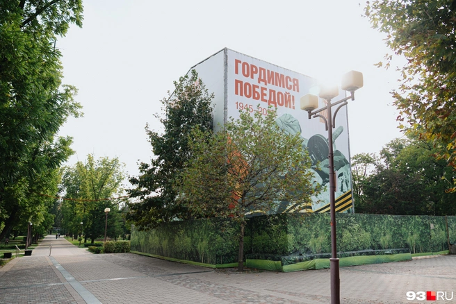 А за этим «саркофагом» спрятана скульптура «Аврора». Ее уже отреставрировали, но вернут на место уже когда будет восстановлено здание | Источник: Дарья Паращенко / 93.RU