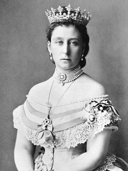 Третья дочь королевы Виктории Алиса в Гессенской диадеме с клубничным листом