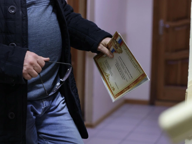 Кармазиновский подготовил для суда грамоты и награды Кошелева. | Источник: Алексей Волхонский / V1.RU