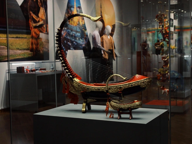 Инструмент «саунг» является разновидностью арфы, и на выставке можно увидеть несколько таких экземпляров. | Источник: Маргарита Резникова / NGS.RU