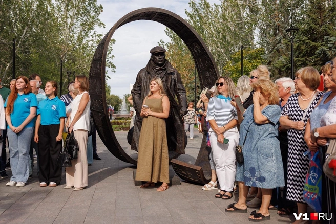 Встреча с артистами прошла в новом сквере в центре города | Источник: Алексей Волхонский / V1.RU
