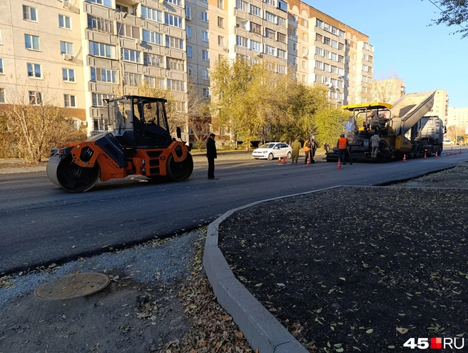 Работает три катка и асфальтоукладчик | Источник: Надежда Тихомирова, 45.RU