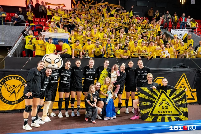 Традиционное фото с болельщиками | Источник: Евгений Вдовин / 161.RU