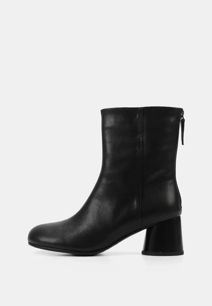 Теплая обувь: выбираем стильную пару на холодный сезон у российских брендов Теплая обувь: выбираем стильную пару на холодный сезон у российских брендов