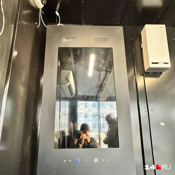 Неизвестный аппарат, есть разъемы USB | Источник: Илья Константинов / 14.RU