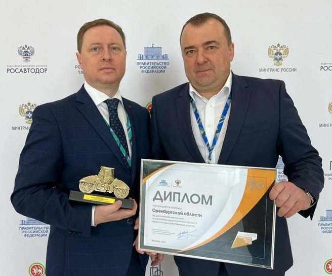 Бывший начальник ГУДХОО Дмитрий Сербин (на фото — справа, вместе с главой регионального Минстроя Александром Полухиным) | Источник: orendor.orb.ru