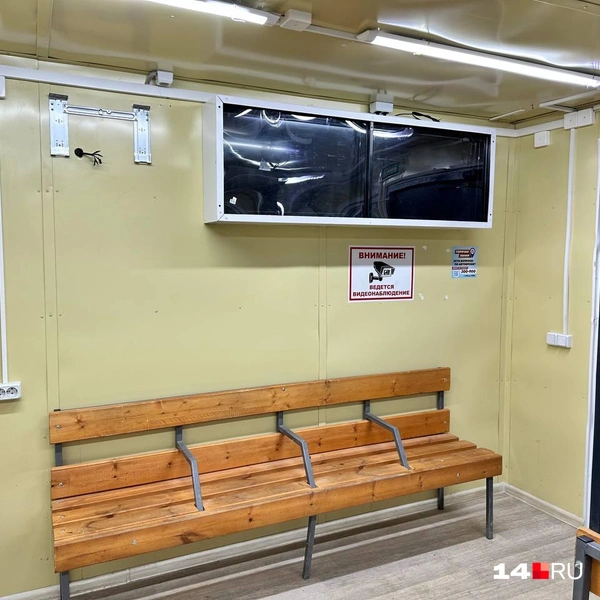 Здесь есть несколько скамеек и розетки | Источник: Илья Константинов / 14.RU