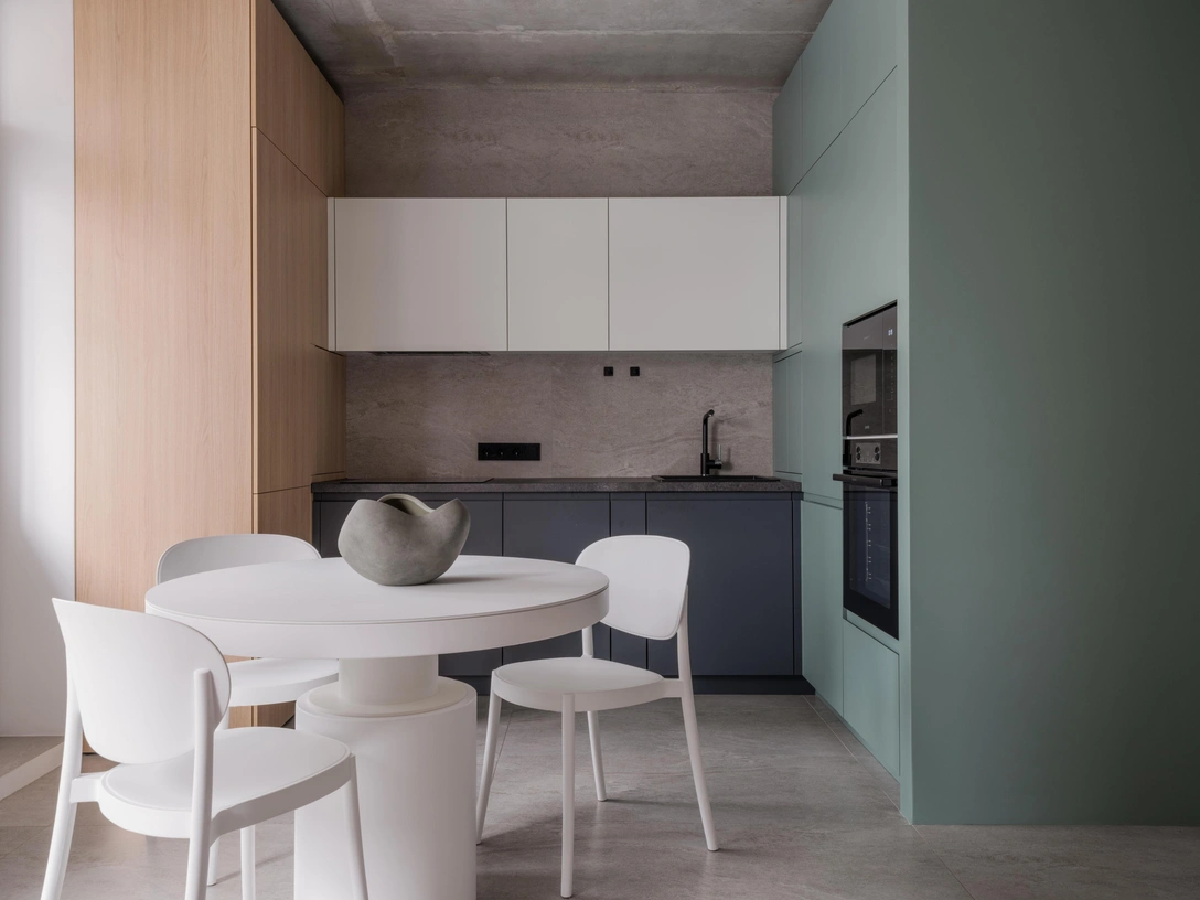 Кухня выполнена на заказ, Chesnikov furniture. Стол, «Ток-мебель». Стулья, AP Home. | Источник: Инна Каблукова