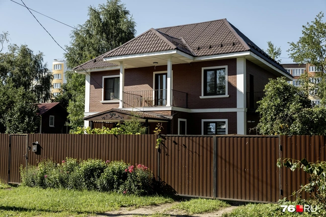 А совсем неподалеку построен современный коттедж | Источник: Александр Куренной / 76.RU